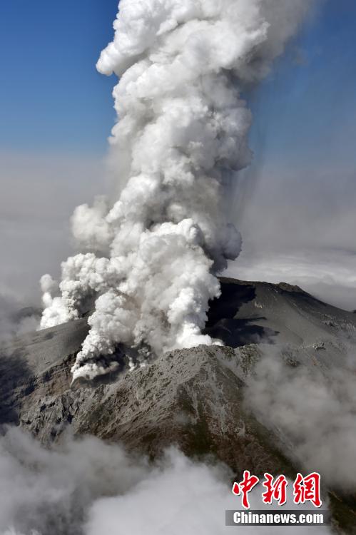 當地時間2014年9月27日，日本中部御岳山發(fā)生噴發(fā)，或已造成數人受傷。