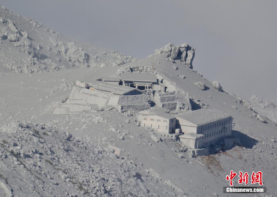 當地時間2014年9月27日，日本中部御岳山發(fā)生噴發(fā)，或已造成數人受傷。