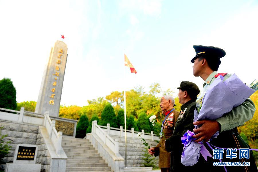 9月29日，在遼寧丹東抗美援朝烈士陵園，來自全國(guó)各地的革命老戰(zhàn)士及家屬向抗美援朝烈士紀(jì)念碑獻(xiàn)花。