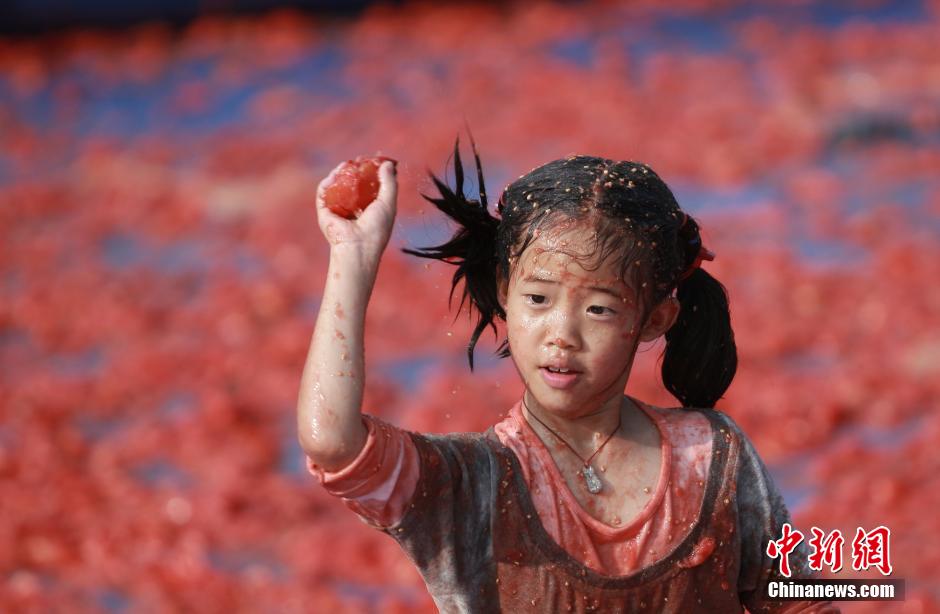 長(zhǎng)沙上演“西紅柿大戰(zhàn)”場(chǎng)面火爆