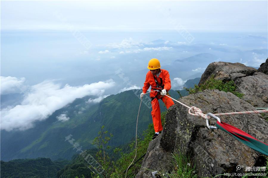 10月5日，峨眉山景區(qū)清潔工彭文才下到巖壁清理游客丟棄的垃圾。