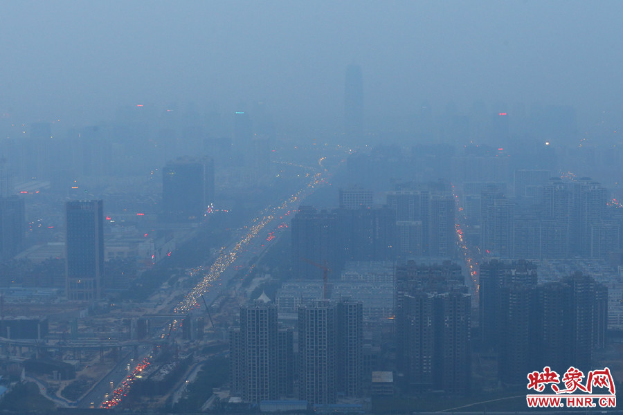 18：07鄭州被霧霾包裹著，不遠(yuǎn)處的建筑隱約可見(jiàn)。