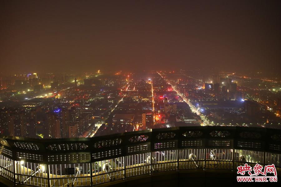 18：40鄭州沉浸在一片霧霾中，都市的燈光霧蒙蒙的，夜空看不到月亮的蹤跡。