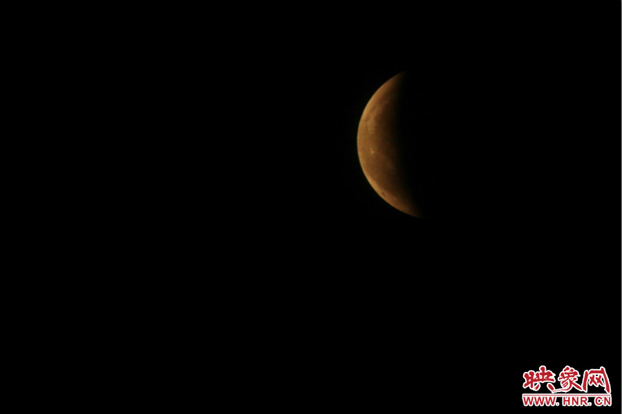 19：47夜風(fēng)吹散了霧霾，月亮漸露芳容。