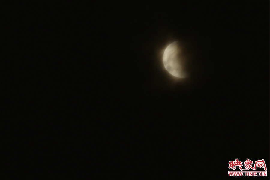 20：02月亮在云層中忽隱忽現(xiàn)。