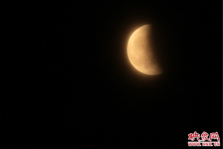 20：06月亮還泛著淡淡的紅色。
