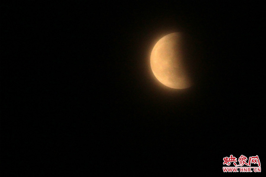 20：11夜空依然能見(jiàn)度很低，月亮看起來(lái)總是霧蒙蒙的。
