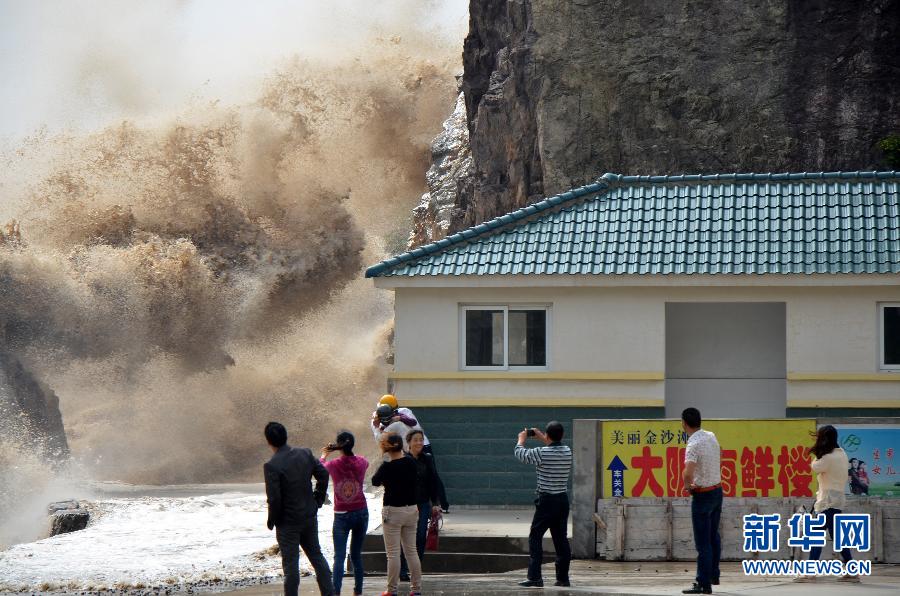 10月12日，浙江省溫嶺市石塘鎮(zhèn)海域出現(xiàn)大浪。