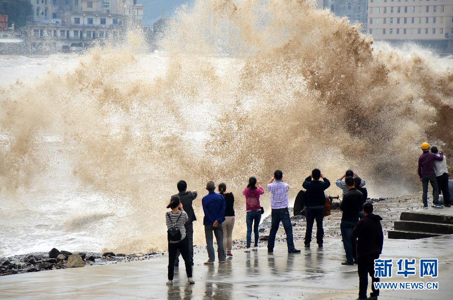10月12日，人們在浙江省溫嶺市石塘鎮(zhèn)觀看大浪。