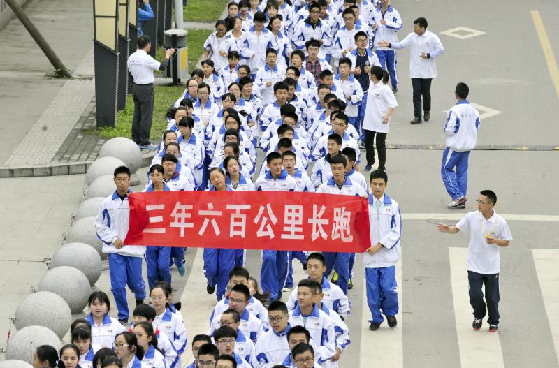 10月14日，成都七中萬達(dá)學(xué)校實(shí)行三年跑六百公里才能畢業(yè)，現(xiàn)場學(xué)生開始長跑。
