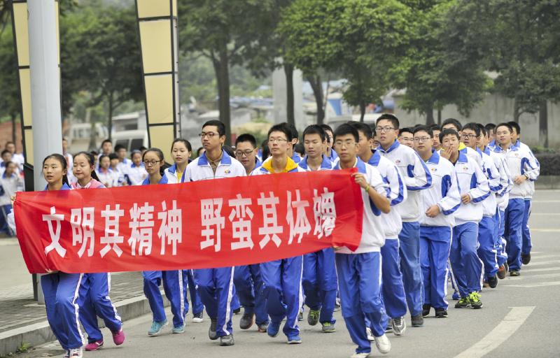 10月14日，成都七中萬達(dá)學(xué)校實(shí)行三年跑六百公里才能畢業(yè)，現(xiàn)場學(xué)生開始長跑。