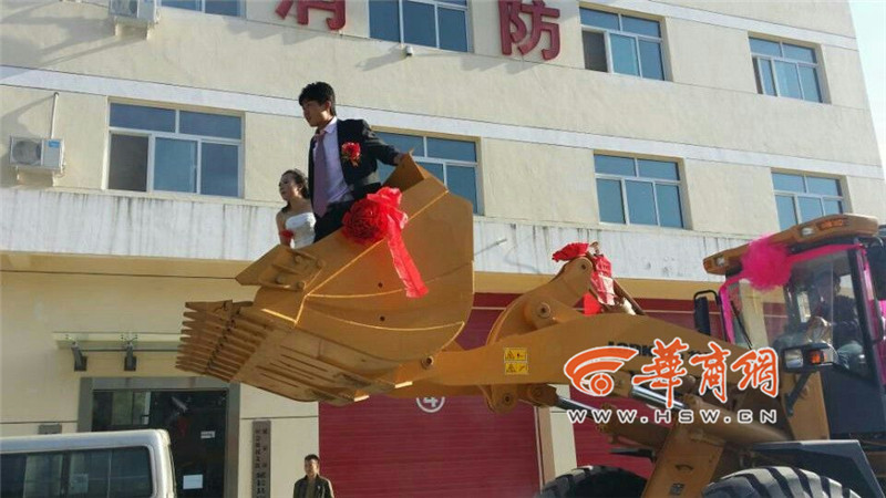 陜西小伙開8臺(tái)裝載機(jī)接新娘。