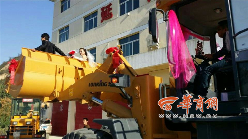陜西小伙開8臺(tái)裝載機(jī)接新娘。