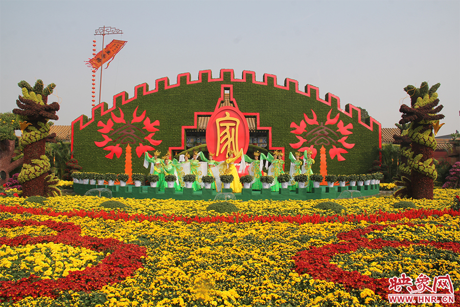 龍亭公園內(nèi)大型菊花景觀。