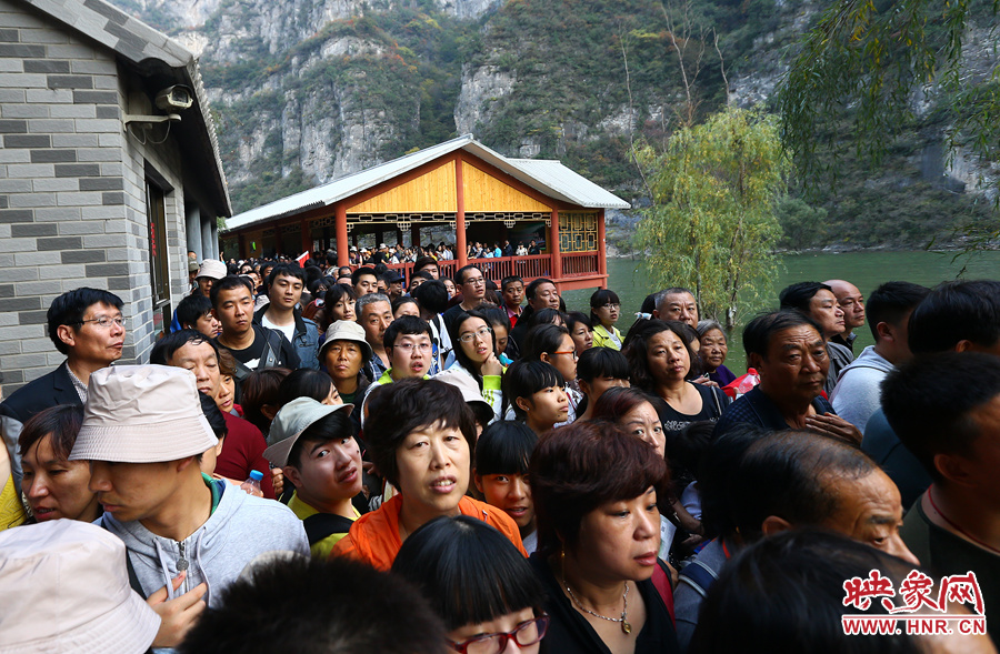 等待上船的碼頭上，游人擁擠不動