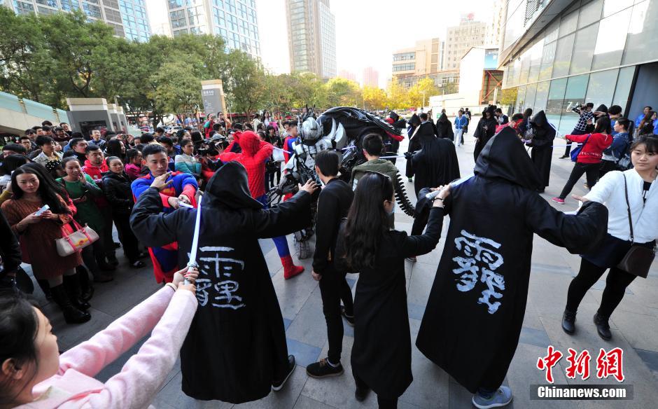 “復仇者聯(lián)盟”與人類共戰(zhàn)“異形”霧霾軍團 “復仇者聯(lián)盟”與人類共戰(zhàn)“異形”霧霾軍團
