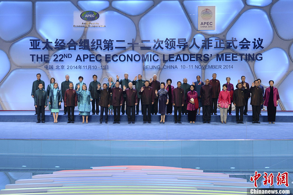 11月10日晚，中國國家主席習近平夫婦在北京水立方同APEC領導人夫婦集體合影。中新社發(fā) 廖攀 攝