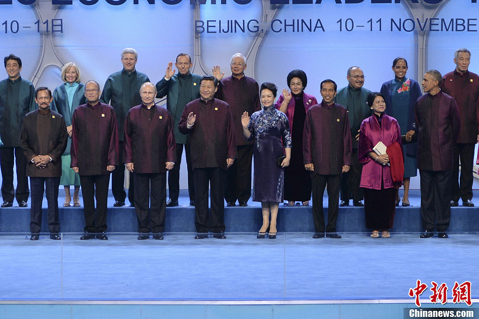 晚宴開始前，習近平和夫人彭麗媛與各經(jīng)濟體領導人夫婦集體合影。中新社發(fā) 廖攀 攝