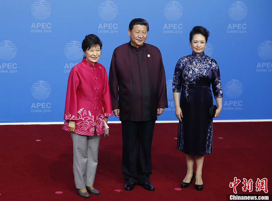 圖為習近平夫婦歡迎韓國總統(tǒng)樸槿惠。中新社發(fā) 杜洋 攝
