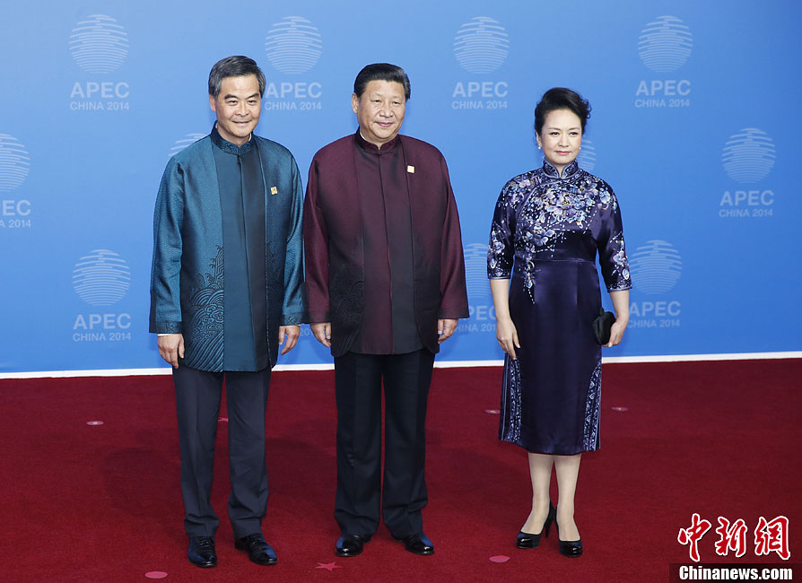 圖為習近平夫婦歡迎中國香港特別行政區(qū)行政長官梁振英。中新社發(fā) 杜洋 攝