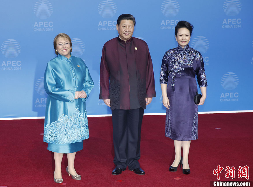 圖為習近平夫婦歡迎智利總統(tǒng)巴切萊特。中新社發(fā) 杜洋 攝