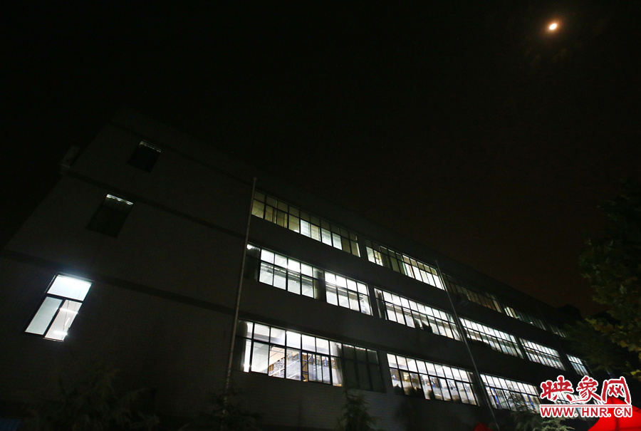 夜已深，燈火通明的大廳內(nèi)卻熱火朝天