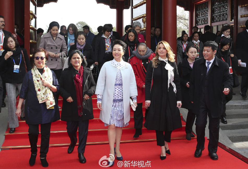 彭麗媛11日邀請來華出席2014年APEC領(lǐng)導(dǎo)人非正式會議的部分經(jīng)濟體領(lǐng)導(dǎo)人或代表的夫人參觀世界文化