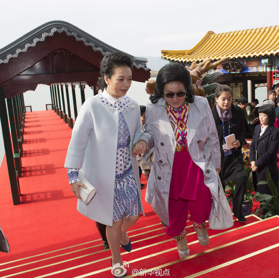 彭麗媛11日邀請來華出席2014年APEC領(lǐng)導(dǎo)人非正式會議的部分經(jīng)濟體領(lǐng)導(dǎo)人或代表的夫人參觀世界文化