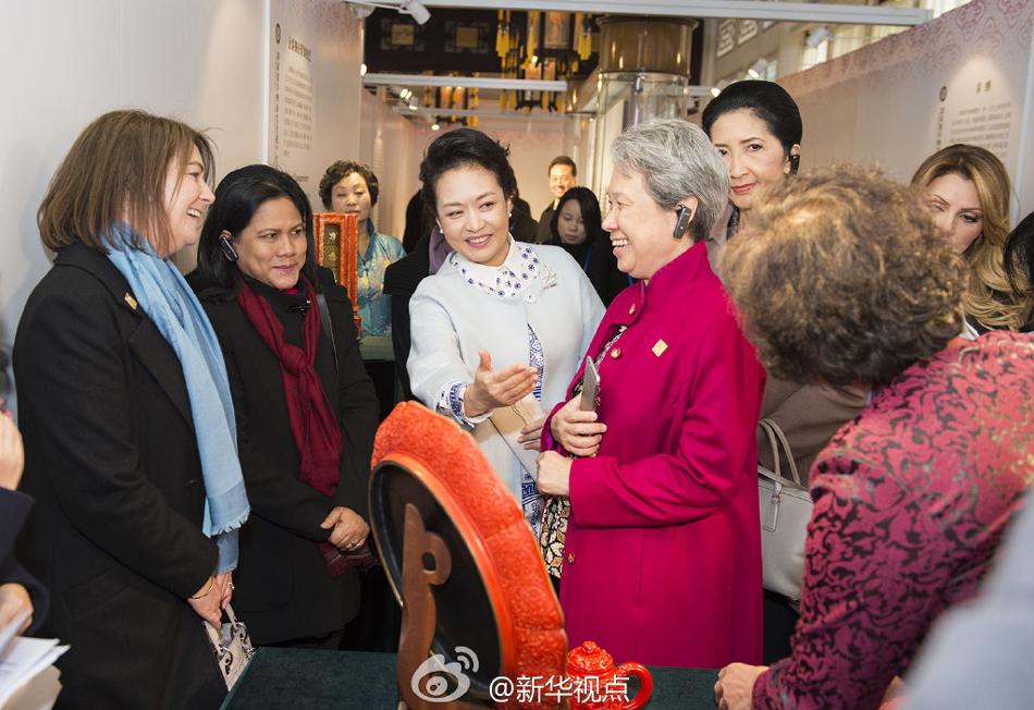 彭麗媛11日邀請來華出席2014年APEC領(lǐng)導(dǎo)人非正式會議的部分經(jīng)濟體領(lǐng)導(dǎo)人或代表的夫人參觀世界文化