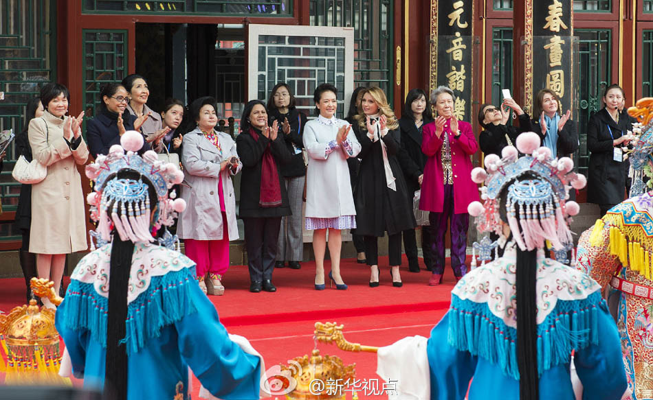 彭麗媛11日邀請來華出席2014年APEC領(lǐng)導(dǎo)人非正式會議的部分經(jīng)濟體領(lǐng)導(dǎo)人或代表的夫人參觀世界文化