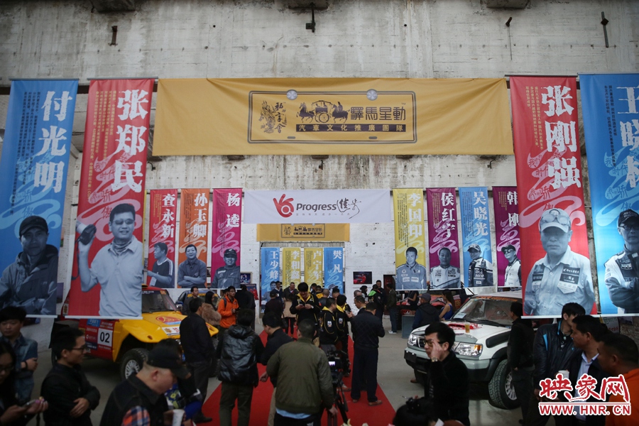 11月11日，河南30年賽車歷程《賽車手眼里的世界》攝影展開展。