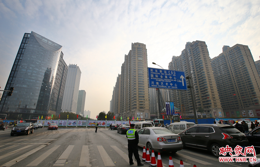 由于圍擋，汽車司機看不到對面的紅綠燈，車輛通行全靠交警現(xiàn)場指揮
