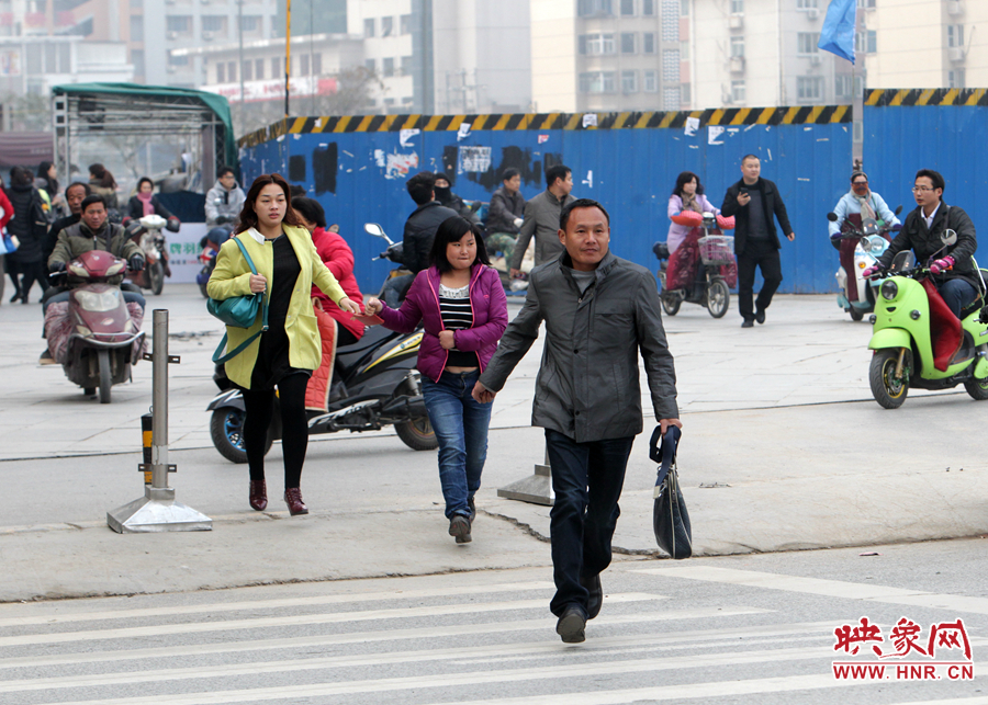 因為堵車，許多上班族飛奔在路上