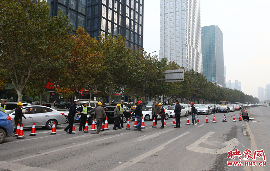 早上高峰期到來前，交警和工作人員設(shè)置道路引導(dǎo)警示樁