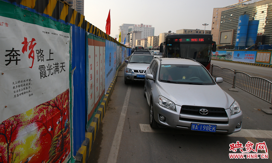 每條路的路口都壓縮成雙車道，大大減緩了汽車通行速度