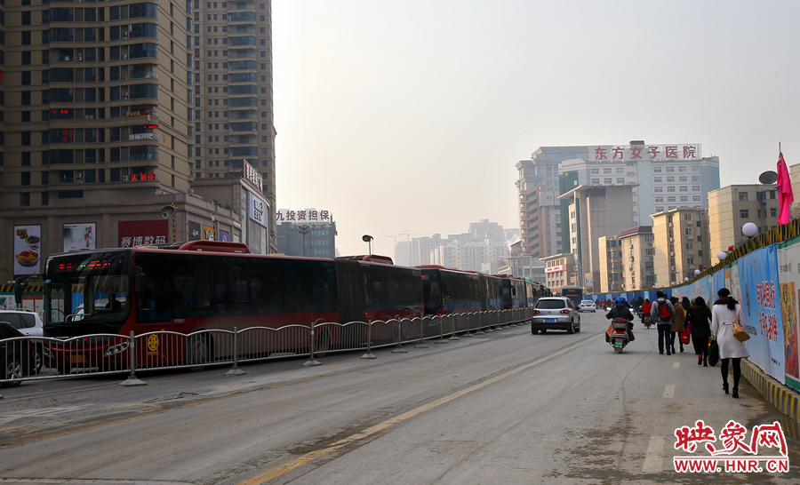 未來路道路兩邊施工，行人和非機動在機動車道路上通行