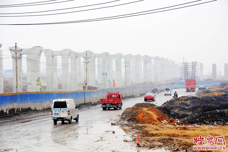鄭平路柴郭轉(zhuǎn)盤處以及圍擋兩邊預(yù)留的道路坑坑洼洼，無人維護(hù)，造成事故頻發(fā)，經(jīng)常堵車。