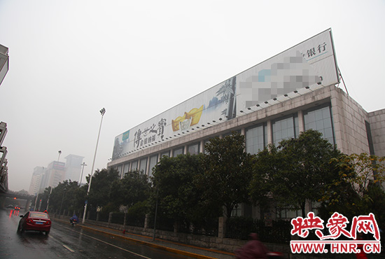 河南省人民會(huì)堂南面戶外廣告。