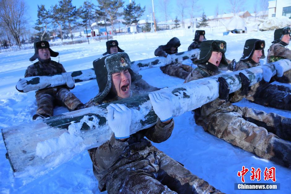 北疆官兵零下32度雪地冬訓(xùn) 北疆官兵零下32度雪地冬訓(xùn)