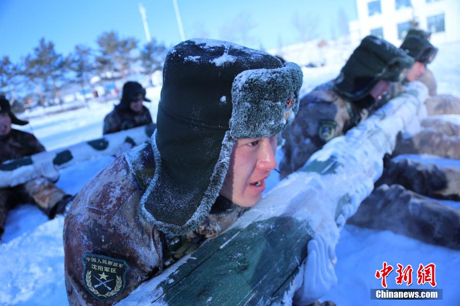 北疆官兵零下32度雪地冬訓(xùn) 北疆官兵零下32度雪地冬訓(xùn)