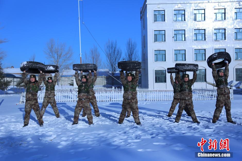 北疆官兵零下32度雪地冬訓(xùn) 北疆官兵零下32度雪地冬訓(xùn)