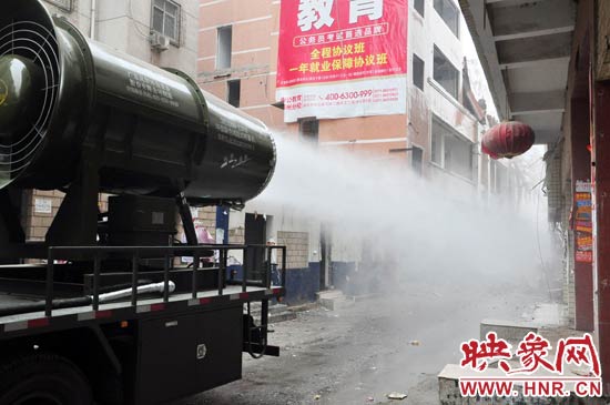 針對造成霧霾的主兇“建筑工地?fù)P塵”，“霧炮車”降塵除塵效果能到到80%。