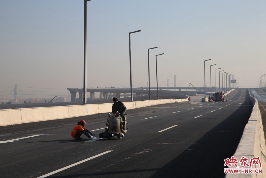 部門路段工人正在噴畫道路標(biāo)線。