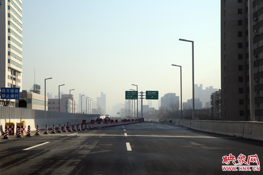 嵩山南路出口，由西向東至嵩山南路出口向東暫未開通。