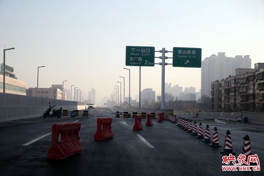 嵩山南路出口，由西向東至嵩山南路出口向東暫未開通。