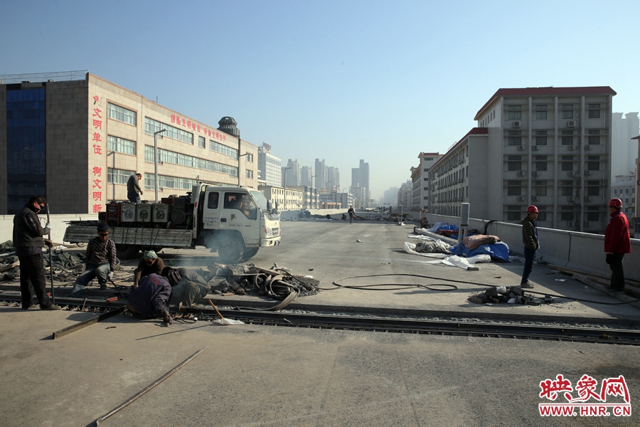由西向東方向，嵩山南路出口以東，仍在緊張施工中。