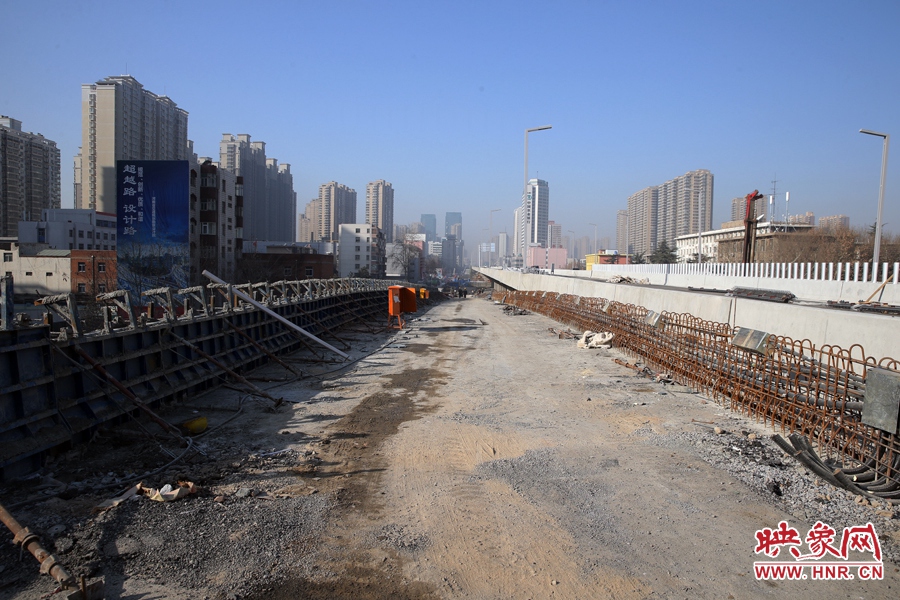 由西向東方向，嵩山南路出口以東，仍在緊張施工中。