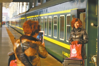 鄭州火車站又見綠皮車,車前留個影。