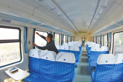 硬座車廂 藍色座套，清清爽爽。
