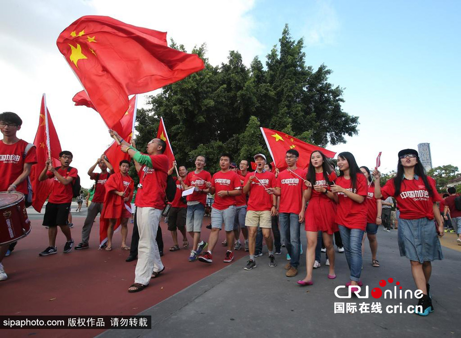 賽前中國(guó)球迷揮舞國(guó)旗進(jìn)場(chǎng)，為國(guó)足助威。